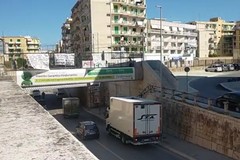 Camion rimane incastrato al sottopasso di via Terlizzi