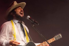 Vinicio Capossela illumina il Duomo di Molfetta tra musica e suggestione