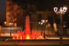Piazza Aldo Moro si illumina di rosso per la Giornata Mondiale della Sclerosi Multipla