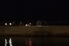Scooter tra le persone sul molo di Cala Sant'Andrea a Molfetta