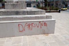Vernice rossa sulla base del monumento in piazza Margherita di Savoia
