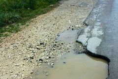 Troppe buche, auto a rischio in Via dell'Arte Bianca