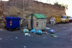 A Levante è emergenza rifiuti. Le strade come discariche a cielo aperto