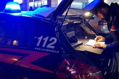 La porta della pizzeria si piega, ma regge: banda fugge a mani vuote
