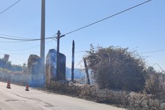 In fiamme vasta area nei pressi del Cimitero di Molfetta