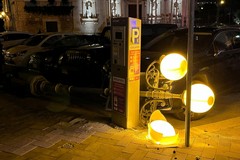 Cede lampione su Corso Dante: danni a un'auto parcheggiata