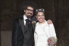 Caparezza e Albina sposi: i sorrisi dopo la cerimonia. Le foto