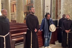 Albano Carrisi con i frati minori in Basilica