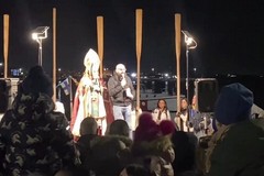 San Nicola è sbarcato nel porto di Molfetta: momento di gioia per i più piccoli
