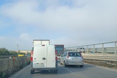 Furgone perde il controllo: traffico in tilt tra Molfetta Nord e la zona industriale