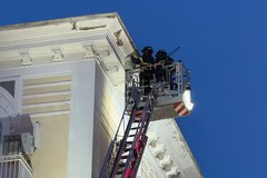 Caduta di calcinacci su Corso Umberto: intervengono i Vigili del Fuoco