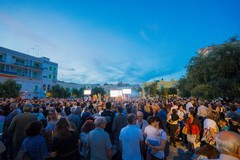 Piazza Paradiso gremita per Manuel Minervini: centinaia di cittadini alla chiusura della campagna elettorale