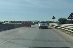 Scoppia pneumatico sulla SS16: automobilista perde il controllo del veicolo
