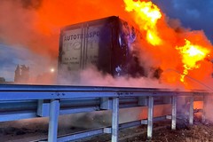 Mezzo pesante in fiamme sulla SS16: traffico bloccato e lunghe code