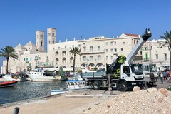 Mezzo della piccola pesca semi-affondato nel porto di Molfetta: in corso le operazioni di recupero