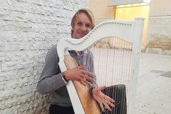 Le note di Jakub Rizman e il suo messaggio su Corso Umberto: il musicista slovacco cerca aiuto per la sua arpa