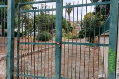 Preoccupazione per i cancelli del Parco di Ponente: «Rischiano di cedere»