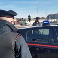 Rapinata mentre è sull'auto in sosta