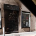 Misterioso attentato: fiamme sulla saracinesca di un negozio
