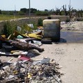 Cala San Giacomo, lo scempio dei rifiuti abbandonati continua - LE FOTO