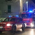 Paura nella notte in via Fornari a causa di un incendio