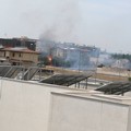 Bruciano erba e sterpaglie nei pressi della Chiesa della Madonna della Rosa. Sul posto i Vigili del Fuoco - LE FOTO