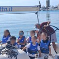 Gli alunni della scuola "Giulio Cozzoli " a bordo di una barca a vela