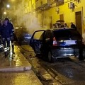 Paura in via Cattaneo, auto prende fuoco in movimento