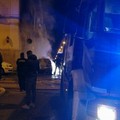 Serata infuocata: due auto in fiamme in via Manzoni