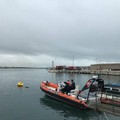 Un'auto finisce in mare nelle acque del porto. A bordo ci sarebbe una persona