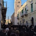 Un tripudio di fedeli per la processione dell'Addolorata: aria di normalità a Molfetta