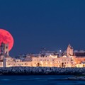 Superluna dello Storione a Molfetta. Lo scatto mozzafiato di Leonardo Piccinni