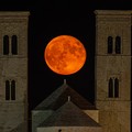 Ancora una splendida Superluna tra le torri del Duomo di Molfetta