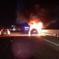 Auto va a fuoco mentre è in marcia. Traffico bloccato e code