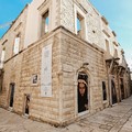 Palazzo Tattoli si tinge di Quaresima. La mostra a cielo aperto nel centro storico