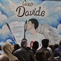 Commozione e applausi per l'inaugurazione del murales dedicato a Davide Farinola