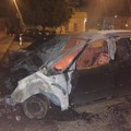 Divampa un incendio nella notte: due auto distrutte, una danneggiata