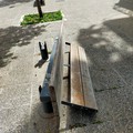 Ancora vandalismo: divelta una panchina in piazza Rosa Luxemburg