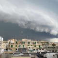 Quando il cielo si fa nero: la spettacolare “shelf cloud” di ieri a Molfetta diventa virale