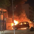 Inferno di fuoco in via Amato: tre auto in fiamme