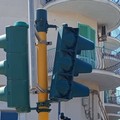 Semaforo pericolante tra via Tenente Silvestri e via Baccarini