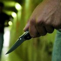 Minaccia con coltello imprenditore e dipendente. Gli chiedevano di riprendere i rifiuti abbandonati