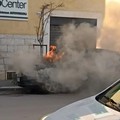 Divampa un incendio per strada: danneggiata una Ford Focus