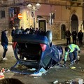 Capodanno violento in pieno centro a Molfetta: petardi nell'auto ribaltata