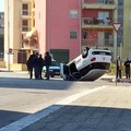 Sinistro tra due vetture, auto si ribalta nei pressi della Chiesa Madonna della Rosa