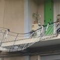 Camion urta e danneggia un balcone di via la Vista