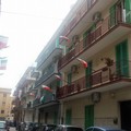 Via ai Mondiali, Molfetta scopre ai balconi le bandiere della Tunisia, del Marocco e del Senagal
