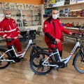 Anonimi imprenditori donano bici a pedalata assistita per la consegna dei farmaci