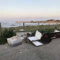 Cala San Giacomo, una discarica in riva al mare. LE IMMAGINI