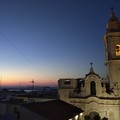 Risplende la bellezza del campanile di San Pietro illuminato nelle serate molfettesi